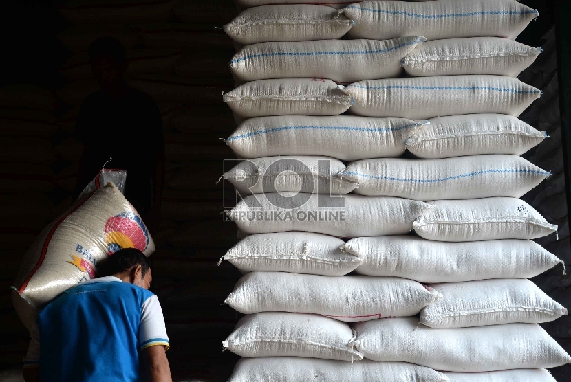  Pekerja mengangkat beras di Pasar Induk Cipinang, Jakarta Timur, Ahad (22/2).   (Republika/Yasin Habibi)