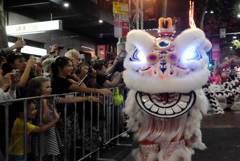 Singa putih menjadi bagian dari parade Imlek 2015.      (ABC Sydney/John Donegan) 