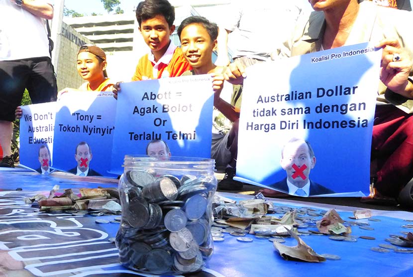 Sejumlah warga yang ikut aksi pengumpulan koin untuk PM Australia Tony Abbott di Jakarta, Ahad  (22/2).   (foto : ABC News)