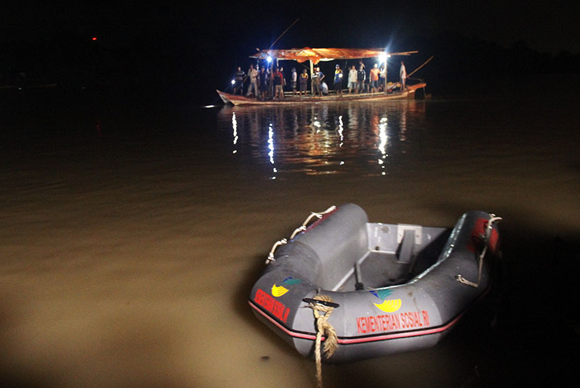   Warga menggunakan perahu penyeberangan melakukan pencarian korban tenggelam di sungai (Ilustrasi) (Antara/Abriawan Abhe)