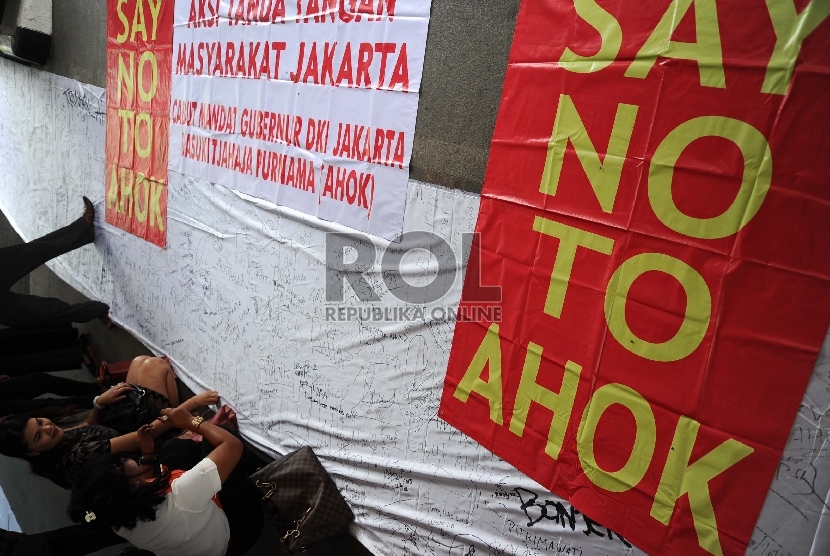 ?Massa yang tergabung dalam Masyarakat Jakarta Cabut Mandat Gubernur DKI Jakarta menggelar aksi tanda tangan menolak Basuki Tjahaja Purnama sebagai gubernur DKI Jakarta di halaman gedung DPRD, Jakarta, Rabu (25/2).  (Republika/Tahta Aidilla)