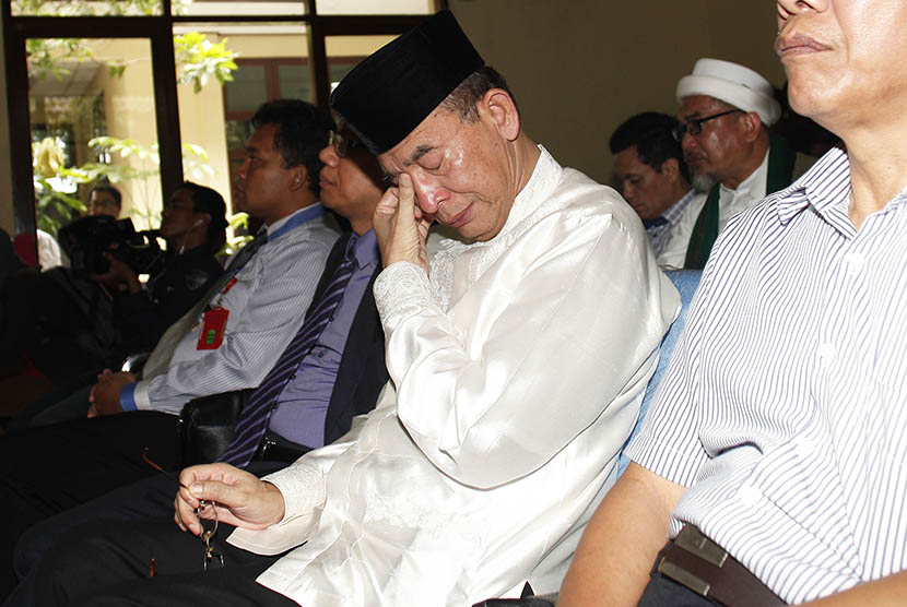   Mantan Ketua Umum PPP, Suryadharma Ali (tengah) selaku pihak penggugat menangis saat mendengarkan putusan Majelis Hakim yang mengabulkan gugatannya di Pengadilan Tata Usaha Negara, Jakarta Timur, Rabu (25/2).  (Antara/Sigid Kurniawan)