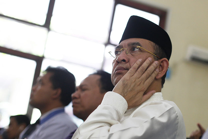 Mantan Ketua Umum PPP, Suryadharma Ali selaku pihak penggugat mendengarkan putusan dari Majelis Hakim di Pengadilan Tata Usaha Negara, Jakarta Timur, Rabu (25/2).   (Antara/Sigid Kurniawan)