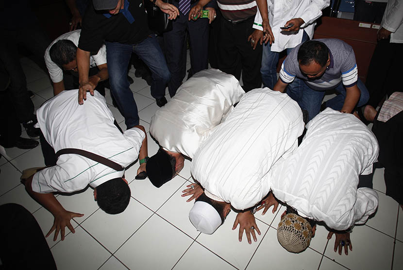  Mantan Ketua Umum PPP, Suryadharma Ali (kedua kiri) selaku pihak penggugat bersama   pendukungnya melakukan sujud syukur usai Majelis Hakim mengabulkan gugatannya di Pengadilan Tata Usaha Negara, Jakarta Timur, Rabu (25/2). (Antara/Sigid Kurniawan)