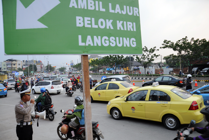 Pengalihan arus lalu lintas akibat proyek pengerjaan terowongan Tol Cijago di Jalan Margonda Raya, Depok, Jawa Barat, Rabu (25/2).  (foto : MgROL_34)