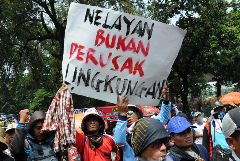 Sejumlah nelayan melakukan aksi unjuk rasa di depan Kemeterian Kelautan lalu bergeser ke depan Istana Merdeka, Jakarta, Kamis (26/2).  (foto : MgROL_34)
