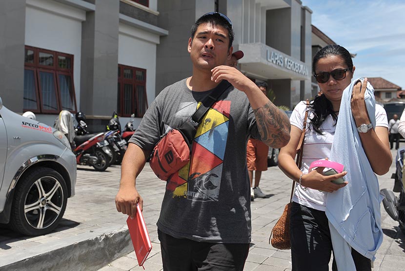  Michael Chan (kiri) keluarga dari warga Australia terpidana mati Andrew Chan, berkunjung ke Lapas Kerobokan, Denpasar, Bali, Kamis (26/2).   (Antara/Nyoman Budhiana)