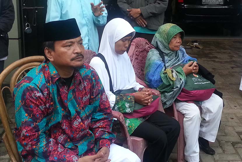 (dari kiri) Ketua Yayasan MAI Ustaz Aslih Ridwan, Carwi dan Ibu Teguh. Carwi dan Ibu Teguh adalah pemulung yang diberangkatkan umroh oleh Yayasan MAI.