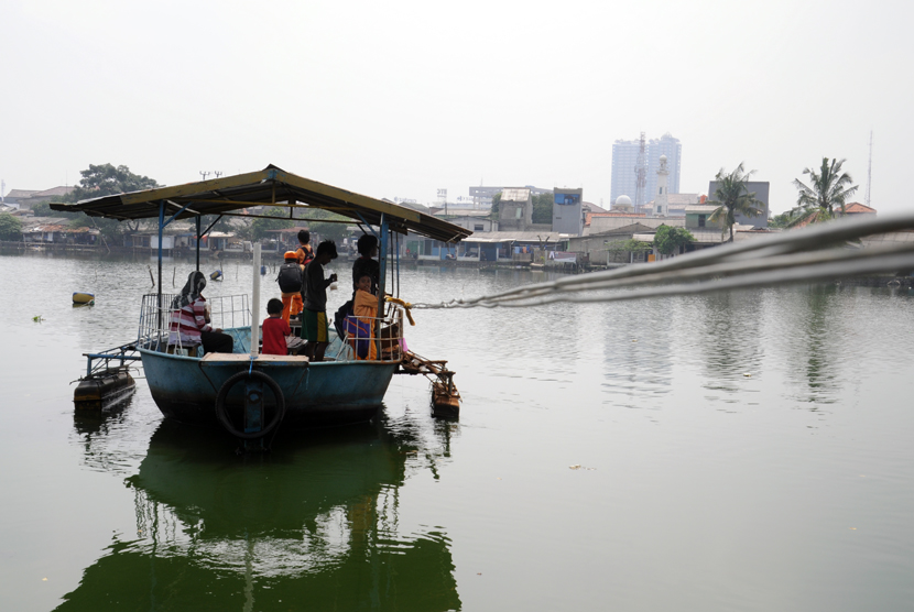 Alat transportasi air yang dimanfaatkan oleh warga untuk menyeberangi situ besar lio dari Jalan Anyelir ke Jalan Kembang Lio Depok, Jawa Barat, Jum'at (27/2).   (foto : MgROL_34)
