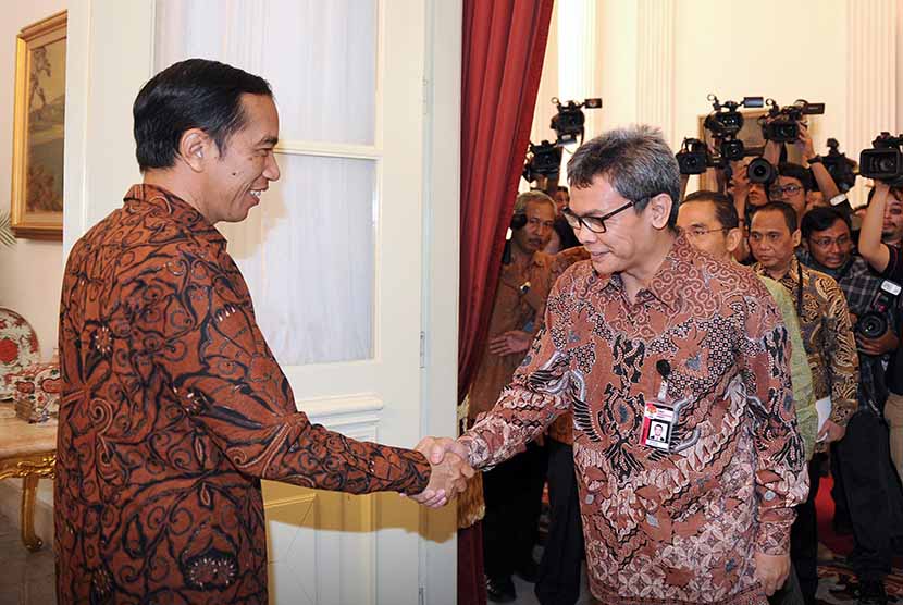   Presiden Joko Widodo (kiri) bersalaman dengan Plt Wakil Ketua KPK Johan Budi (kanan) di Istana Merdeka, Jakarta (27/2). (Antara/Setpres-Rusman)