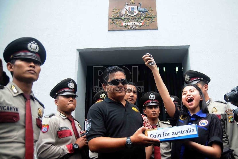 ?Pemuda Nasional menyerahkan uang koin kepada perwakilan Kedubes Australia saat aksi demontrasi di depan Kedutaan Besar Australia, Jakarta, Jumat (27/2).  (Republika/Agung Supriyanto)