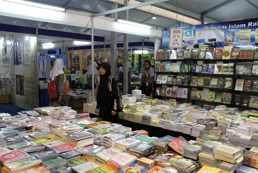   Suasana pengunjung pameran pada hari pertama Islamic Book Fair (IBF) 2015 di Istora Senayan, Jakarta, Jum`at (27/2).   (foto : MgROL_37)