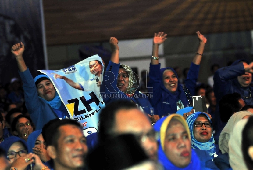 Banner Calon Ketua Umum PAN Zulkifli Hasan terpampang di gedung berlangsungnya Kongres IV PAN di Nusa Dua, Bali, Jumat (27/2).   (Republika/Rakhmawaty)