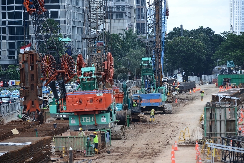 ?Pekerja menyelesaikan pembangunan proyek Mass Rapid Transit (MRT) di Kawasan Sudirman, Jakarta Selatan, Senin (2/3).  (Republika/Raisan Al Farisi)