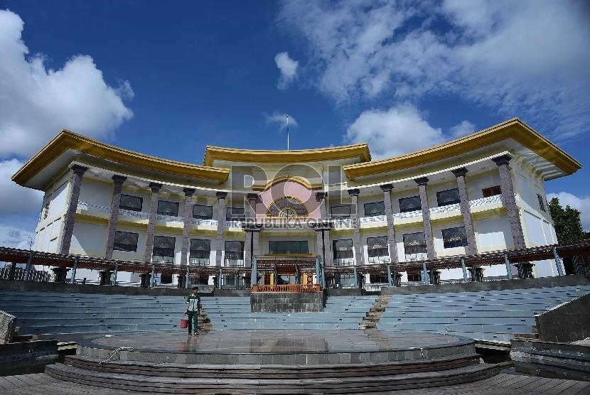 Pekerja membersihkan amphitheater di areal Pusat Kebudayaan Betawi, Setu Babakan, Jakarta Selatan, Senin (2/3).   (Republika/Raisan Al Farisi)