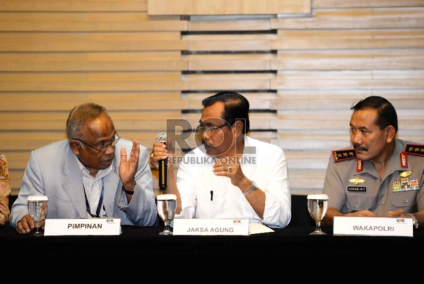  (Dari kiri) Plt Pimpinan KPK Taufiqurahman Ruqi, Jaksa Agung Prasetyo, dan Wakapolri Komjen Badrodin Haiti, saat konferensi pers usai pertemuan di KPK, Jakarta, Senin (2/3).   (Republika/Wihdan)