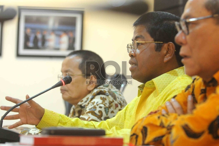 Pengurus Partai Golkar versi Munas Riau 2009, Sekjen Idrus Marham memberi keterangan pers usai pertemuan dengan anggota KPU terkait kepengurusan Partai Golkar dalam Pilkada 2015 di kantor KPU, Jakarta, Senin (2/3).  (Republika/Agung Supriyanto)