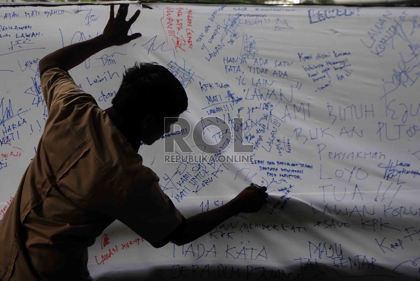 ?Pegawai Komisi Pemberantasan Korupsi (KPK) menandatangani dukungan ketika aksi damai di halaman gedung KPK, Jakarta, Selasa (3/3).   (Republika/Agung Supriyanto)
