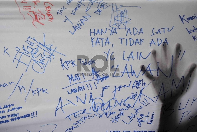 Aksi tanda tangan pegawai Komisi Pemberantasan Korupsi (KPK) di halaman gedung KPK, Jakarta, Selasa (3/3).  (Republika/Agung Supriyanto)