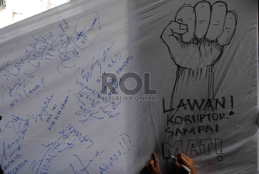  Aksi tanda tangan pegawai Komisi Pemberantasan Korupsi (KPK) di halaman gedung KPK, Jakarta, Selasa (3/3).  (Republika/Agung Supriyanto)