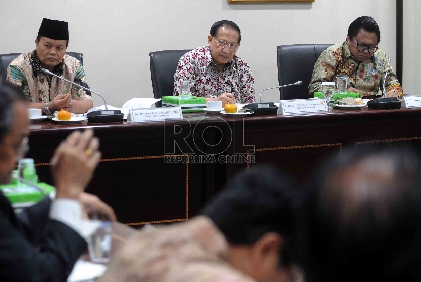 (dari kiri) Wakil Ketua MPR RI, Hidayat Nur Wahid, Mangindaan dan Oeman Sapta menerima Delegasi Forum Konstitusi di ruang rapat pimpinan MPR kompleks Parlemen Senayan, Jakarta, Selasa (3/3).  (Republika/Agung Supriyanto)
