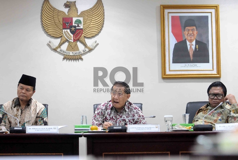 (dari kiri) Wakil Ketua MPR RI, Hidayat Nur Wahid, Mangindaan dan Oeman Sapta menerima Delegasi Forum Konstitusi di ruang rapat pimpinan MPR kompleks Parlemen Senayan, Jakarta, Selasa (3/3).  (Republika/Agung Supriyanto)