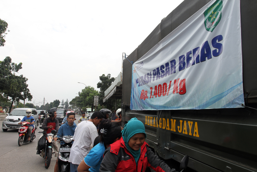  Petugas Bulog dibantu personil TNI melaksanakan operasi pasar beras di depan Taman Lenteng Agung, Jakarta, Selasa (3/3).  (foto : MgROL_37)