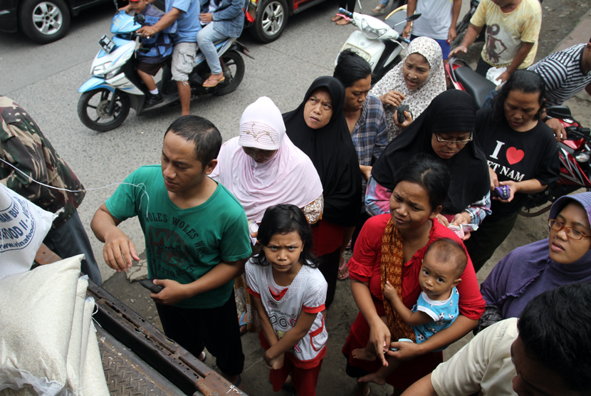  Petugas Bulog melaksanakan operasi pasar beras di depan Taman Lenteng Agung, Jakarta, Selasa (3/3).  (foto : MgROL_37)