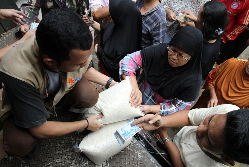  Petugas Bulog melaksanakan operasi pasar beras di depan Taman Lenteng Agung, Jakarta, Selasa (3/3).  (foto : MgROL_37)