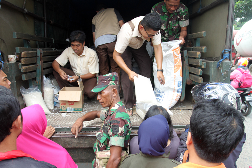  Petugas Bulog dibantu personil TNI melaksanakan operasi pasar beras di depan Taman Lenteng Agung, Jakarta, Selasa (3/3).  (foto : MgROL_37)