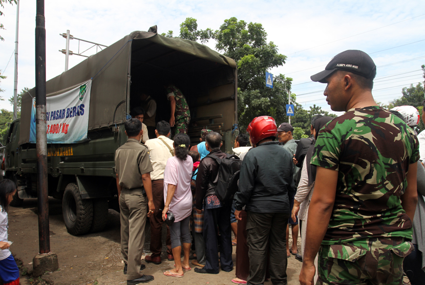  Petugas Bulog dibantu personil TNI melaksanakan operasi pasar beras di depan Taman Lenteng Agung, Jakarta, Selasa (3/3).  (foto : MgROL_37)