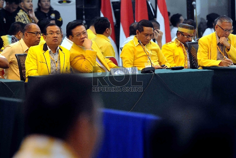 Ketua Umum Golkar Munas Ancol, Agung Laksono (kedua kiri) berbincang dengan Wakil Ketua Umum hasil Munas Ancol, Priyo Budi Santoso (kiri) saat mengikuti sidang putusan Mahkamah Partai Golkar di Kantor DPP Golkar, Slipi, Jakarta Barat, Selasa (3/3).   (Rep