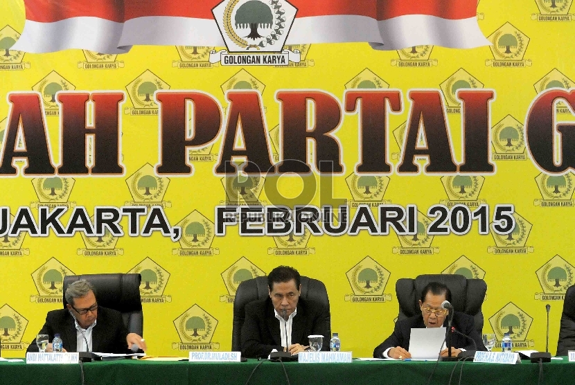  Ketua Majelis Hakim Mahkamah Partai Golkar Muladi (tengah) memimpin jalannya sidang putusan Mahkamah Partai Golkar di Kantor DPP Golkar, Slipi, Jakarta Barat, Selasa (3/3).   (Republika/Agung Supriyanto)