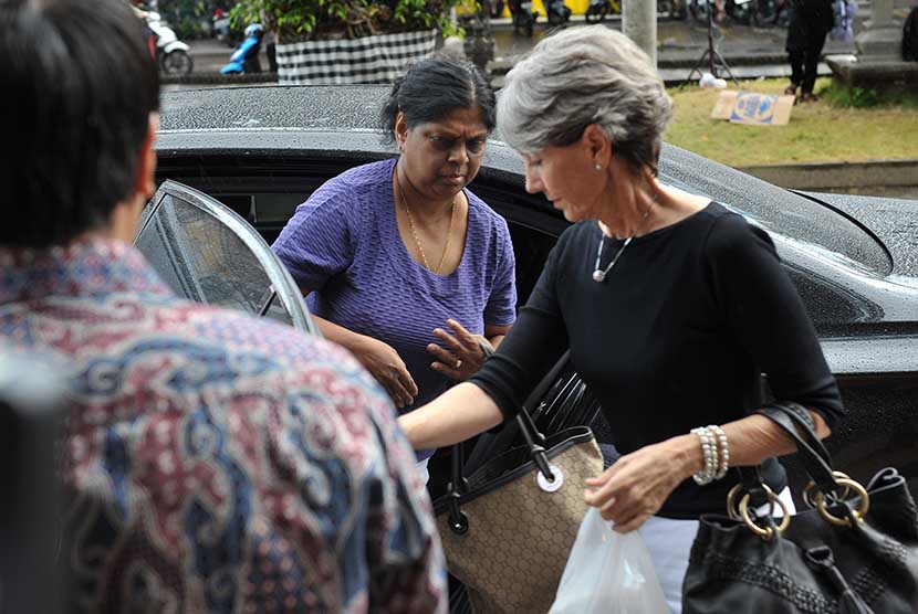  Konsul Australia di Bali Majel Hind (kanan) mendampingi Raji Sukumaran yaitu ibu dari warga Australia terpidana mati Myuran Sukumaran saat membesuk ke Lembaga Pemasyarakatan (Lapas) Kerobokan, Denpasar, Bali, Selasa (3/3).  (Antara/Nyoman Budhiana)