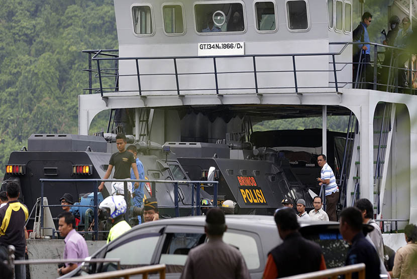  Kendaraan taktis yang yang membawa dua terpidana mati Andrew Chan dan Myuran Sukumaran naik kapal feri menuju Lapas Nusakambangan, Jawa Tengah, Rabu (4/3).  (AP/Achmad Ibrahim)