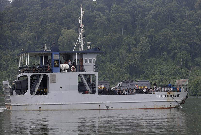  Kapal feri yang mengangkut kendaraan taktis yang membawa dua terpidana mati Andrew Chan dan Myuran Sukumaran dari Cilacap ke Lapas Nusakambangan, Jawa Tengah, Rabu (4/3).  (AP/Achmad Ibrahim)