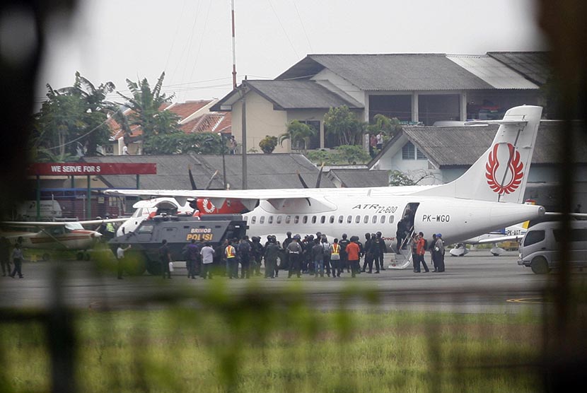  Sebuah kendaraan taktis berada di samping pesawat yang membawa dua terpidana mati Andrew Chan dan Myuran Sukumaran saat tiba di Bandara Tunggul Wulung, Cilacap , Jawa Tengah, Rabu (4/3).  (foto : AP)