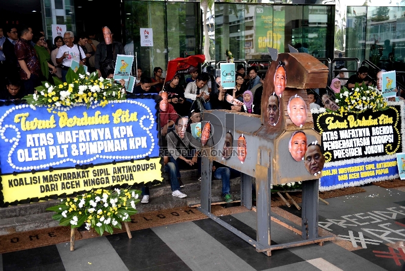   Aktivis yang tergabung dalam Koalisi Masyarakat Sipil Antikorupsi melakukan aksi teaterikal dengan membawa Kuda Troya di Gedung KPK, Jakarta, Rabu (4/3).   (Republika/Wihdan)