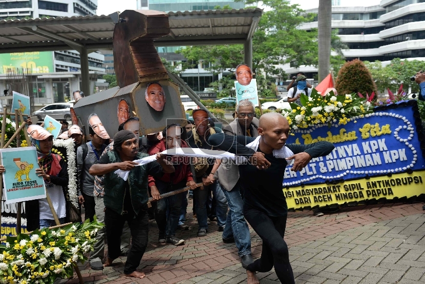    Aktivis yang tergabung dalam Koalisi Masyarakat Sipil Antikorupsi melakukan aksi teaterikal dengan membawa Kuda Troya di Gedung KPK, Jakarta, Rabu (4/3).   (Republika/Wihdan)