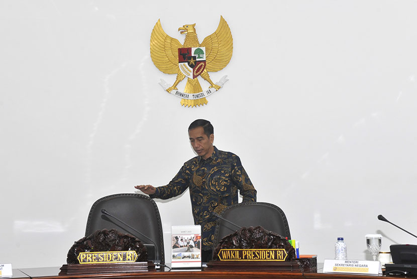   Presiden Joko Widodo bersiap memimpin jalannya rapat terbatas kabinet di Kantor Presiden, Jakarta, Kamis (5/3).  (Antara/Andika Wahyu)