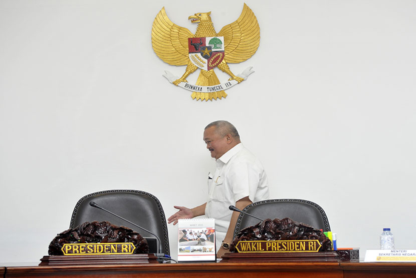 Gubernur Sumsel Alex Noerdin bersiap mengikuti rapat terbatas kabinet yang dipimpin Presiden Joko Widodo di Kantor Presiden, Jakarta, Kamis (5/3).   (Antara/Andika Wahyu)