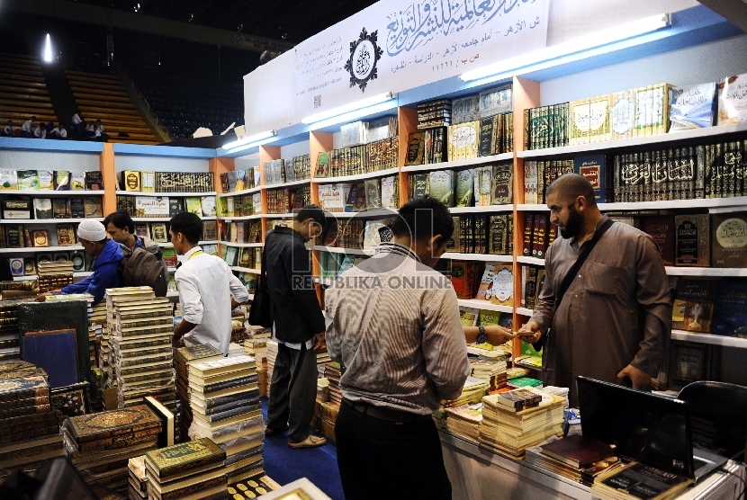 Pengunjung melihat koleksi buku di stan penerbit luar negeri pada Islamic Book Fair ke-14, Istora Senayan, Jakarta, Jumat (6/3).  (Republika/Tahta Aidilla)