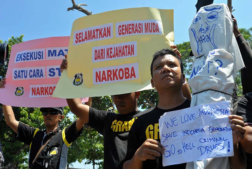 Pengunjuk rasa dari Gerakan Nasional Anti Narkotika (Granat) berunjuk rasa mendukung pelaksanaan eksekusi mati terhadap para terpidana kasus narkoba, di dermaga penyeberangan Wijayapura, Cilacap, Jateng, Jumat (6/3). (Antara/R. Rekotomo)