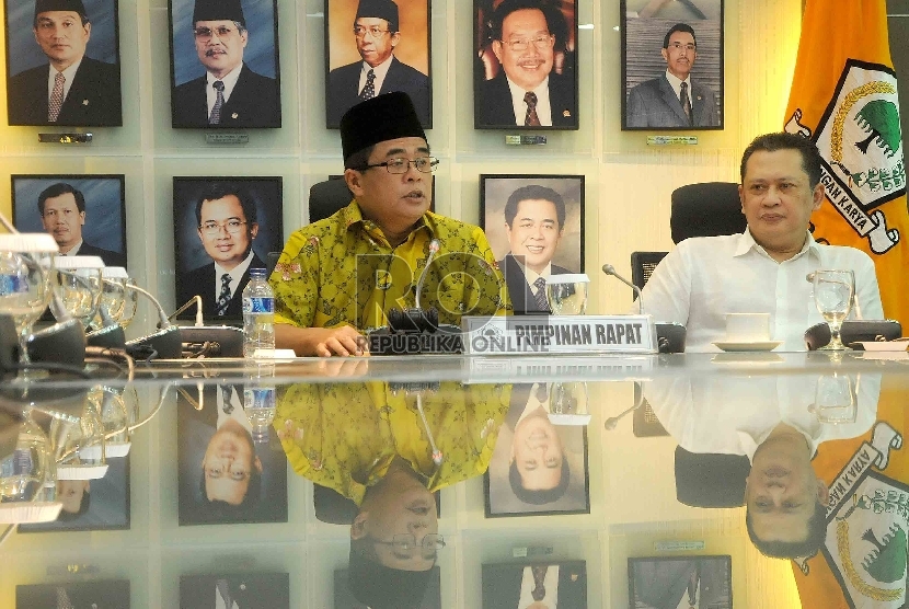 Ketua Fraksi Golkar DPR, Ade Komarudin (kiri) dan sekretaris fraksi Bambang Soesatyo (kanan) memberikan keterangan kepada wartawan di ruang fraksi Golkar DPR, Jakarta, Jumat (6/3).  (Republika/Agung Supriyanto)