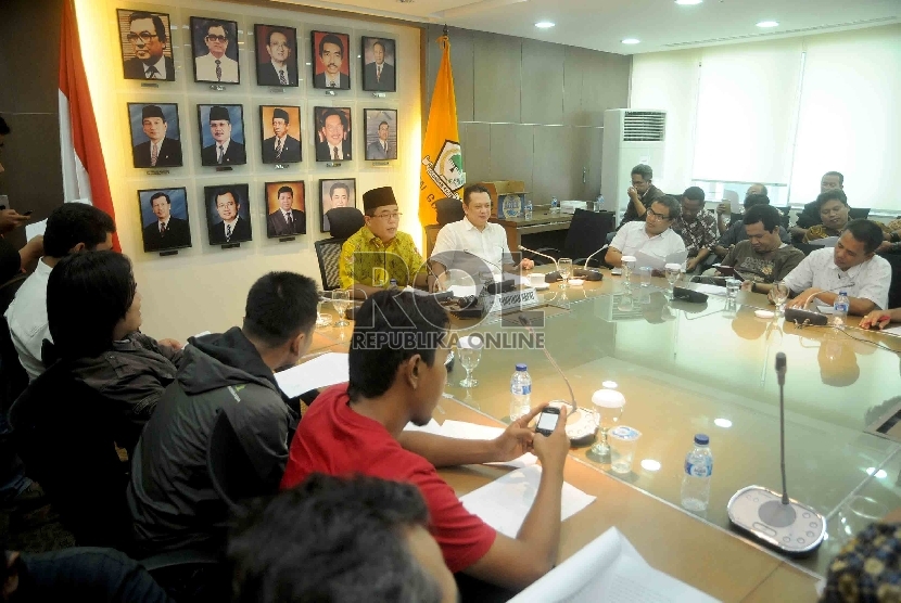 Ketua Fraksi Golkar DPR, Ade Komarudin (kiri) dan sekretaris fraksi Bambang Soesatyo (kanan) memberikan keterangan kepada wartawan di ruang fraksi Golkar DPR, Jakarta, Jumat (6/3).  (Republika/Agung Supriyanto)