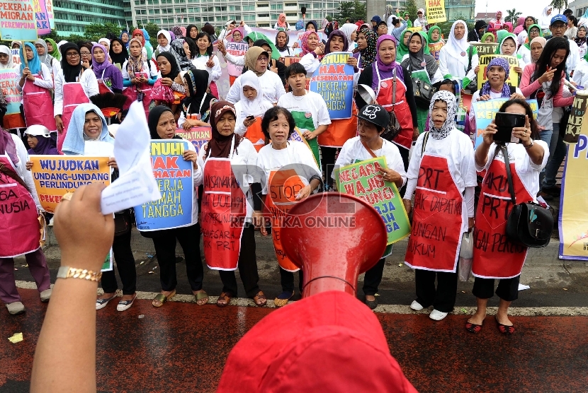  Ratusan Pekerja Rumah Tangga (PRT) migran melakukan aksi unjuk rasa di Bundaran Hotel Indonesia , Jakarta, Ahad (8/3).   (Republika/Tahta Aidilla)