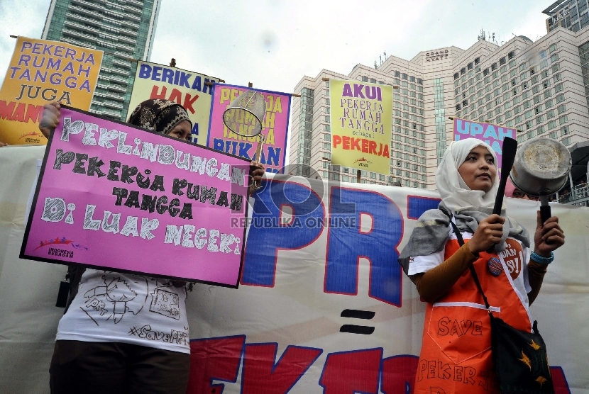  Ratusan Pekerja Rumah Tangga (PRT) migran melakukan aksi unjuk rasa di Bundaran Hotel Indonesia , Jakarta, Ahad (8/3).   (Republika/Tahta Aidilla)