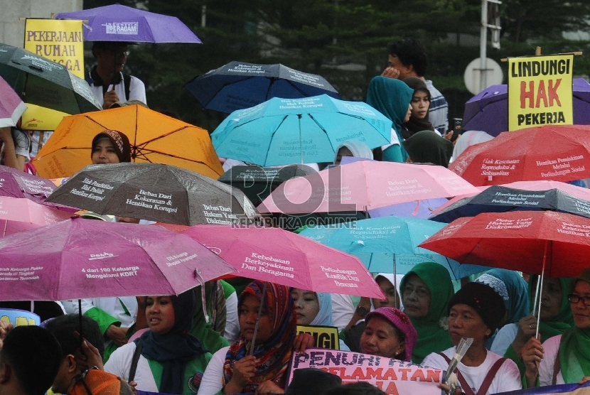  Ratusan pekerja migran.