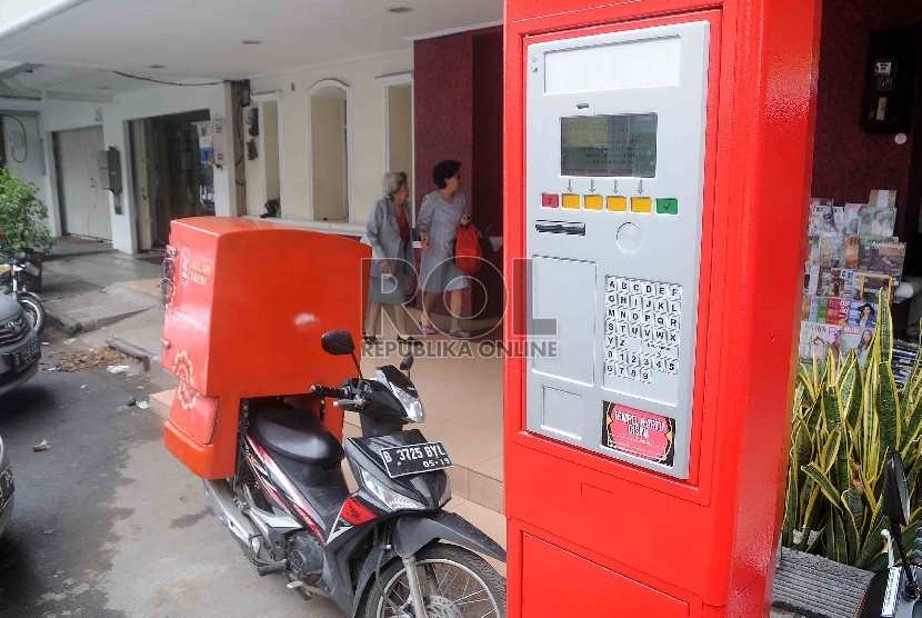 ?Salah satu mesin parkir meter asal Swedia yang sudah terpasang di Jalan Boulevard Raya, Kelapa Gading Jakarta Utara.  (Republika/Agung Supriyanto)