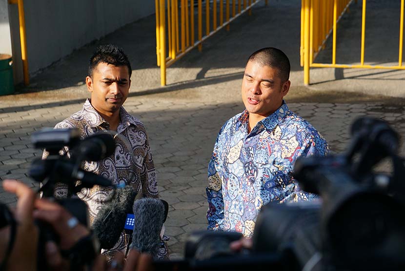 Michael Chan (kanan), kakak dari terpidana mati Andrew Chan, bersama Chintu Sukumaran (kiri), adik dari terpidana mati Myuran Sukumaran, di dermaga penyeberangan Wijayapura, Cilacap, Jateng, Senin (9/3). (Antara/Idhad Zakaria)